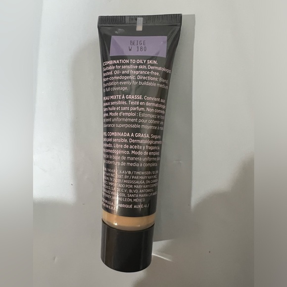 TimeWise® Matte 3D Foundation
1 fl. oz. - Picture 7 of 10